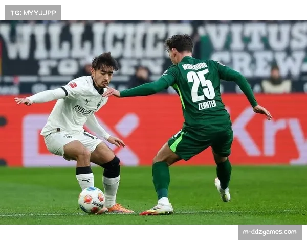 特写：门兴格拉德巴赫前锋赛后独自加练射门，回应转化率质疑